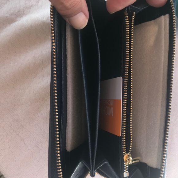 Michael Kors travel wallet - Picture 4 of 9